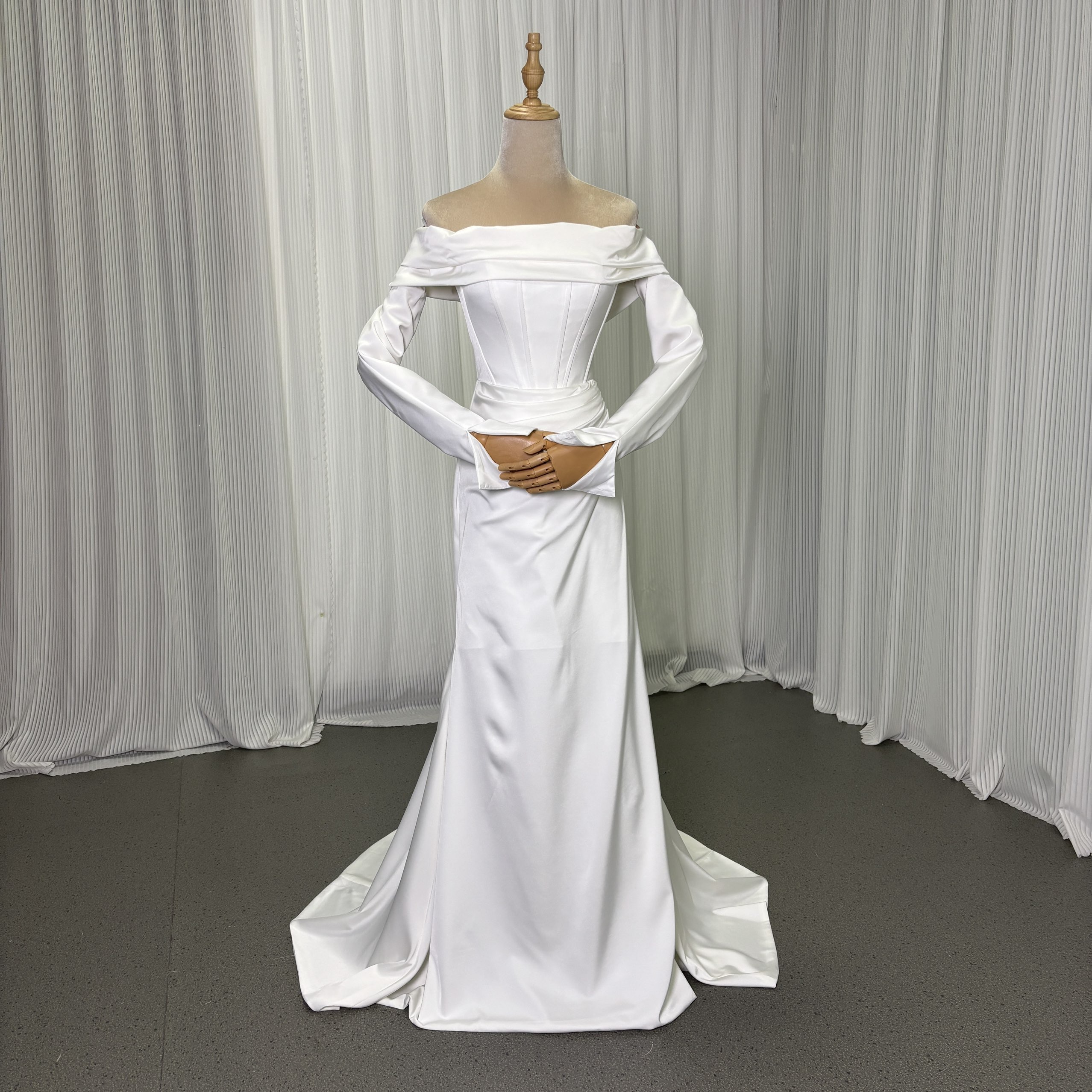 ウエディングドレス オフホワイト 取り外し可能な付け袖 高級サテン生地（滑らか・美しい垂れ感）オフショルダー 短トレーン ファスナー 細見えシルエット 花嫁