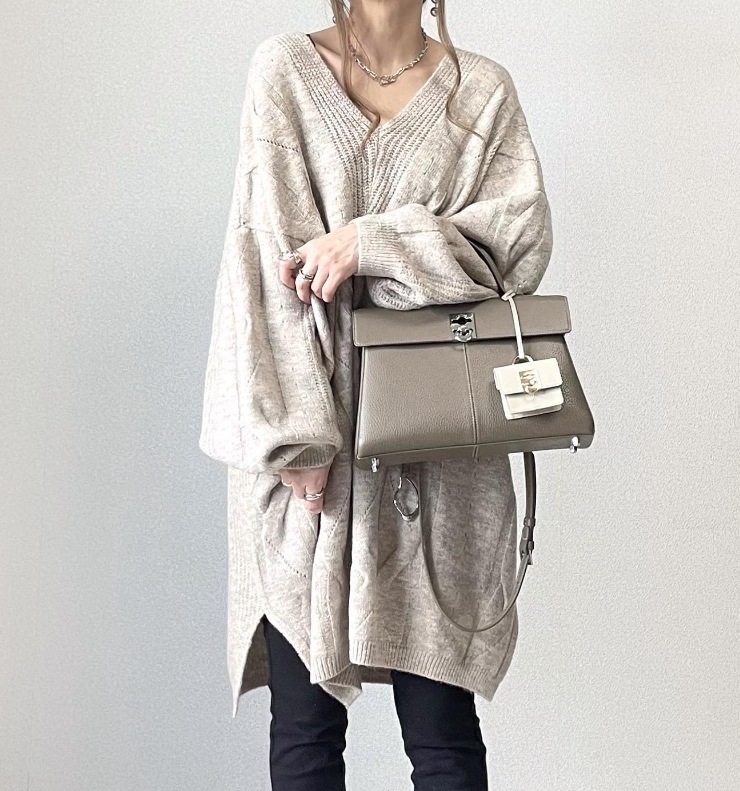 【魅力を徹底解剖】大流行新作シンプルVネックスリット無地ニットワンピース