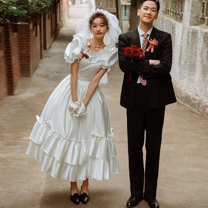 フランスサテンのウェディングドレス 白いイブニングドレス フリルのレース 半袖のワンピース 新作 結婚式 二次会 編み上げ 披露宴