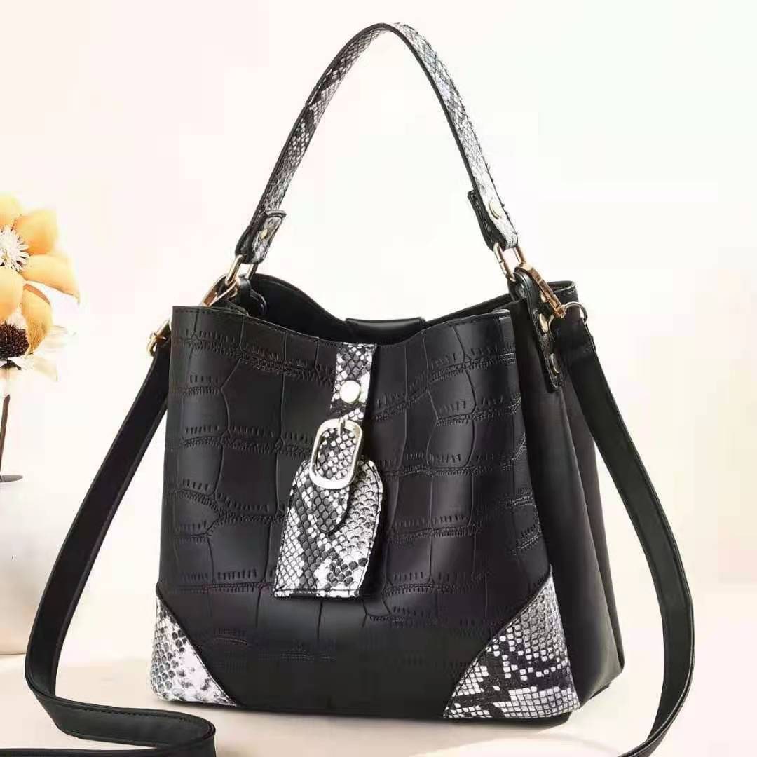 トートバッグ クロコ型押し パイソン柄