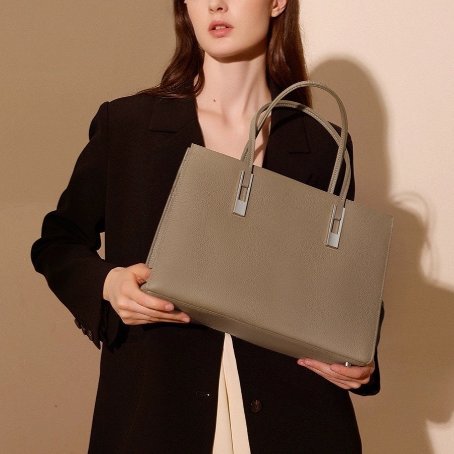 【本革/2カラー /キーホルダーを贈る】人気デイリーバッグ/レディース/トート/ショルダーバッグ/バッグ