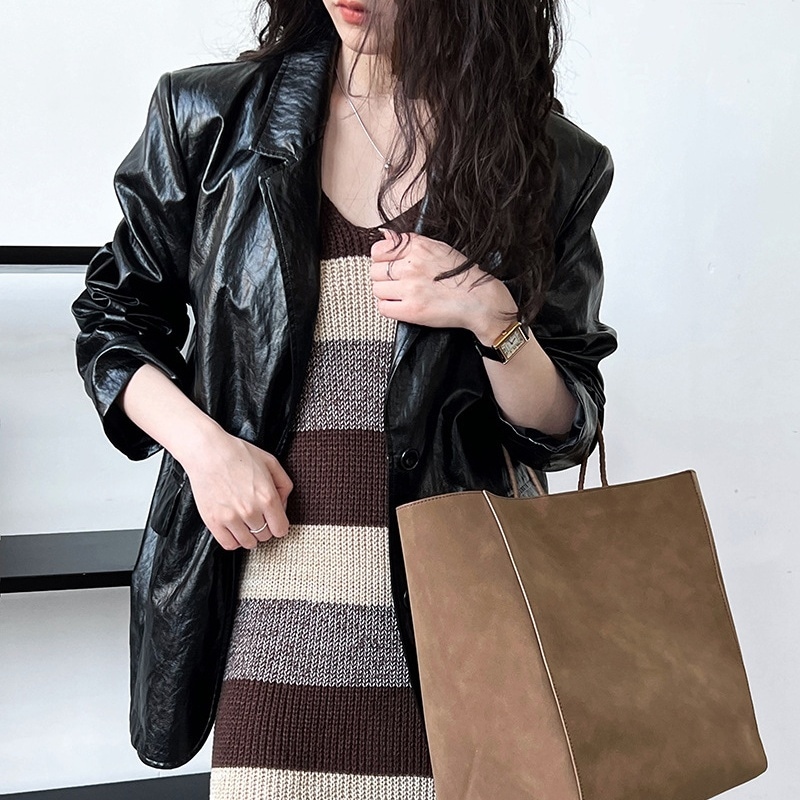 アウター ジャケット レザージャケット ミディアム丈 長袖 襟付き 前開き ボタン ポケット レザー かわいい 大人可愛い きれいめ シンプル 上品 ラフ おしゃれ かっこいい カジュアル レトロ