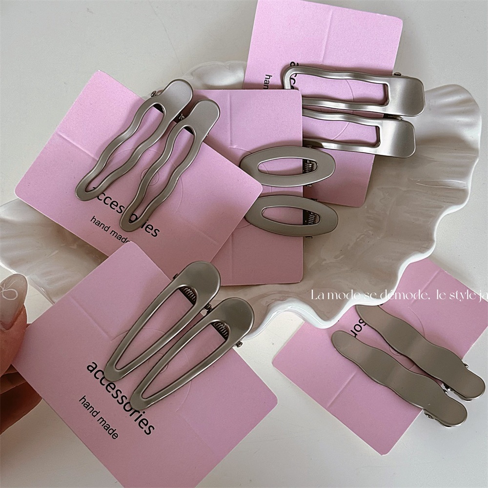 シルバーグレーのハイエンドメタルのシンプルで多用途なヘアピンペアスイートガーリーなサイドバングクリップとダックビルクリップ