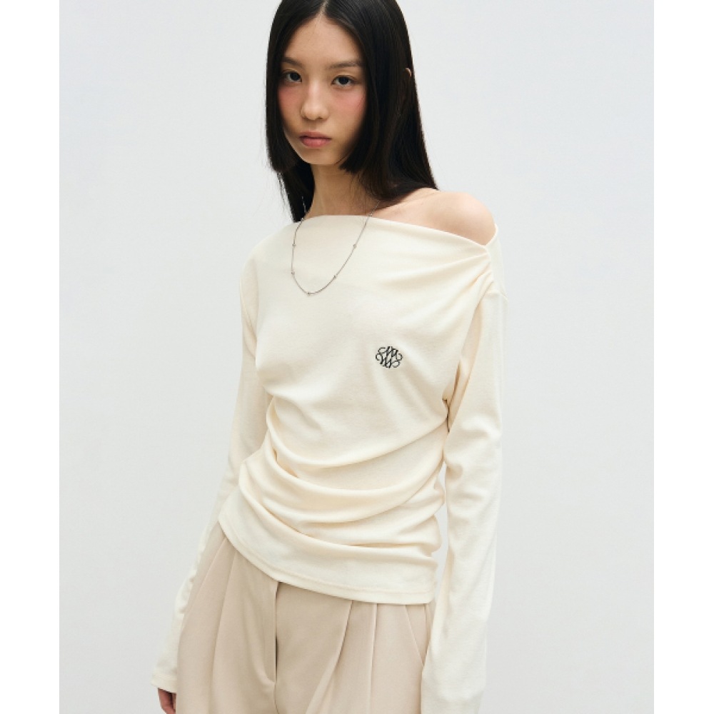 ニック&ニコールシャーリングドレープボートネックトップ_クリーム 7,558円
