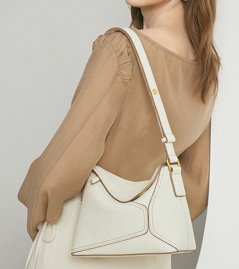 バッグ レディースバッグ ショルダーバッグ 肩がけバック ミニショルダー 肩がけ 軽い 柔らかい 本革 牛革 きれいめ 大人 上品 お洒落 こなれ感 エレガント 存在感 レディース お出かけ 休日