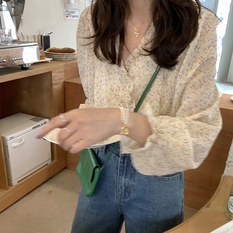 ブラウス シャツ シフォン レディース 長袖 薄手 前開き ボタン フリル ベージュ 花柄 S M お洒落 ゆったり かわいい ガーリー Vネック 着回し お出かけ 普段使い デート ママ カジュアル