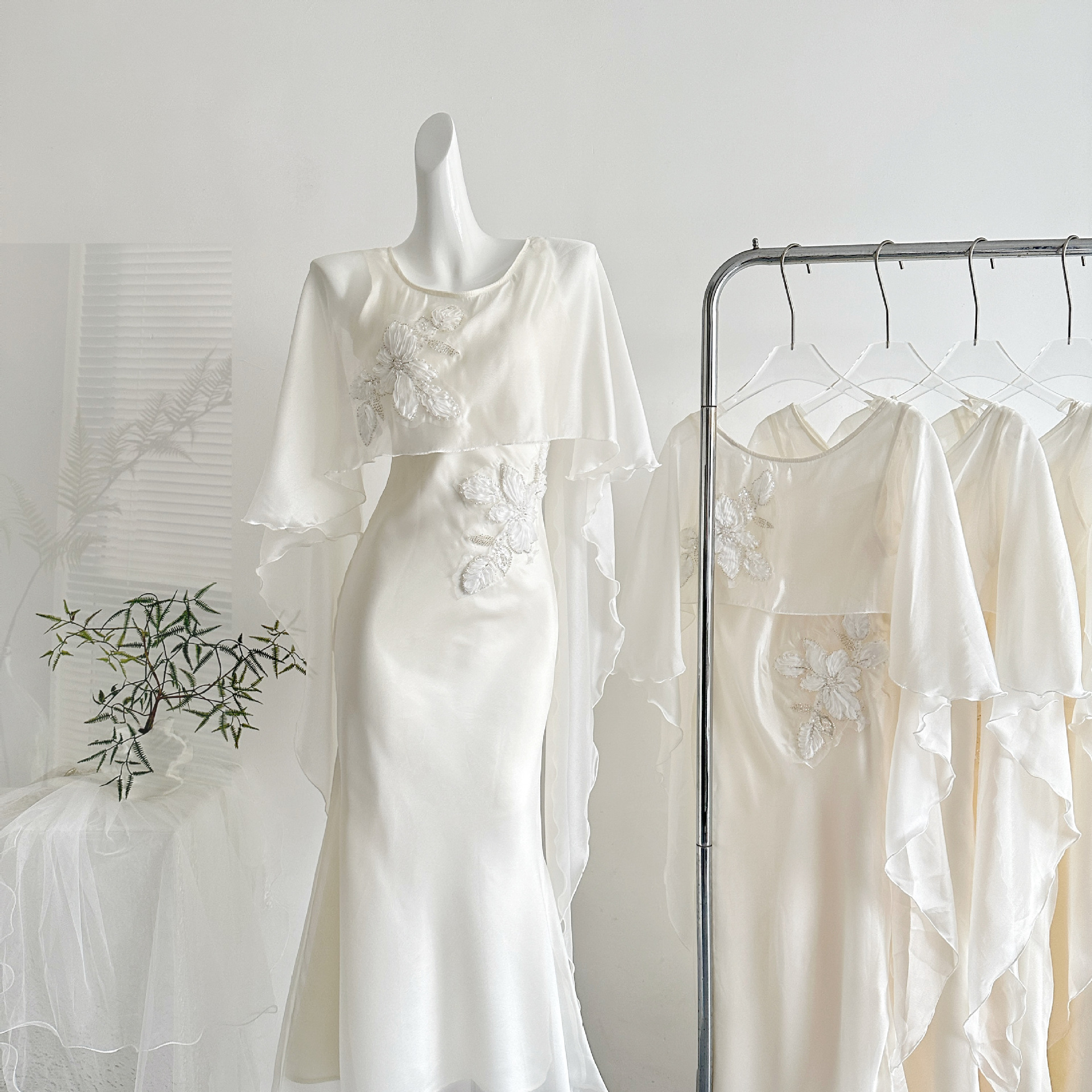 【從一時刻】凝霜 新中式 立体刺繍ワンピース ふわりケープ デザイン ロングドレス