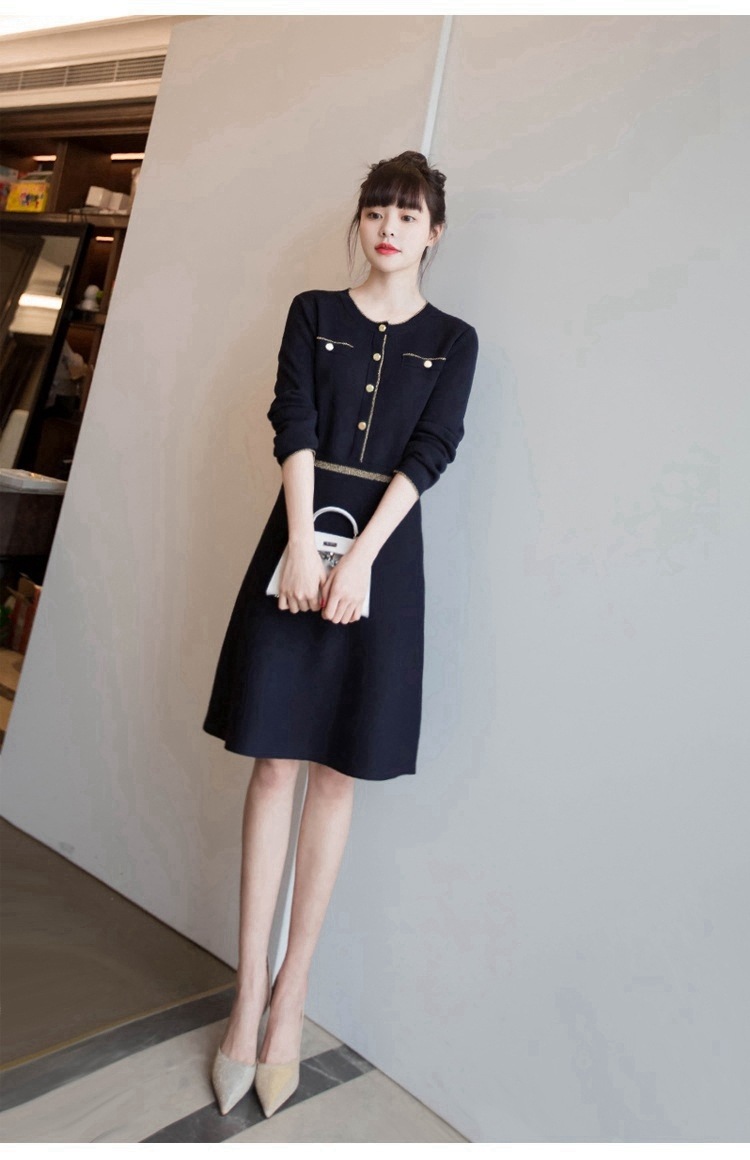 フェミニン ニットワンピース 膝丈 ひざ丈 長袖 ラウンドネック ゴールドボタン セミフレア 切り替えデザイン ニット 可愛い きれいめ シンプル 上品 おしゃれ レトロ 女子