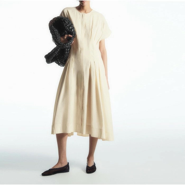 大人気 上品 フロントタックフレアワンピース洗練シルエット×ナチュラルエレガンス オフホワイト　フレンチスリーブ　ひざ下丈