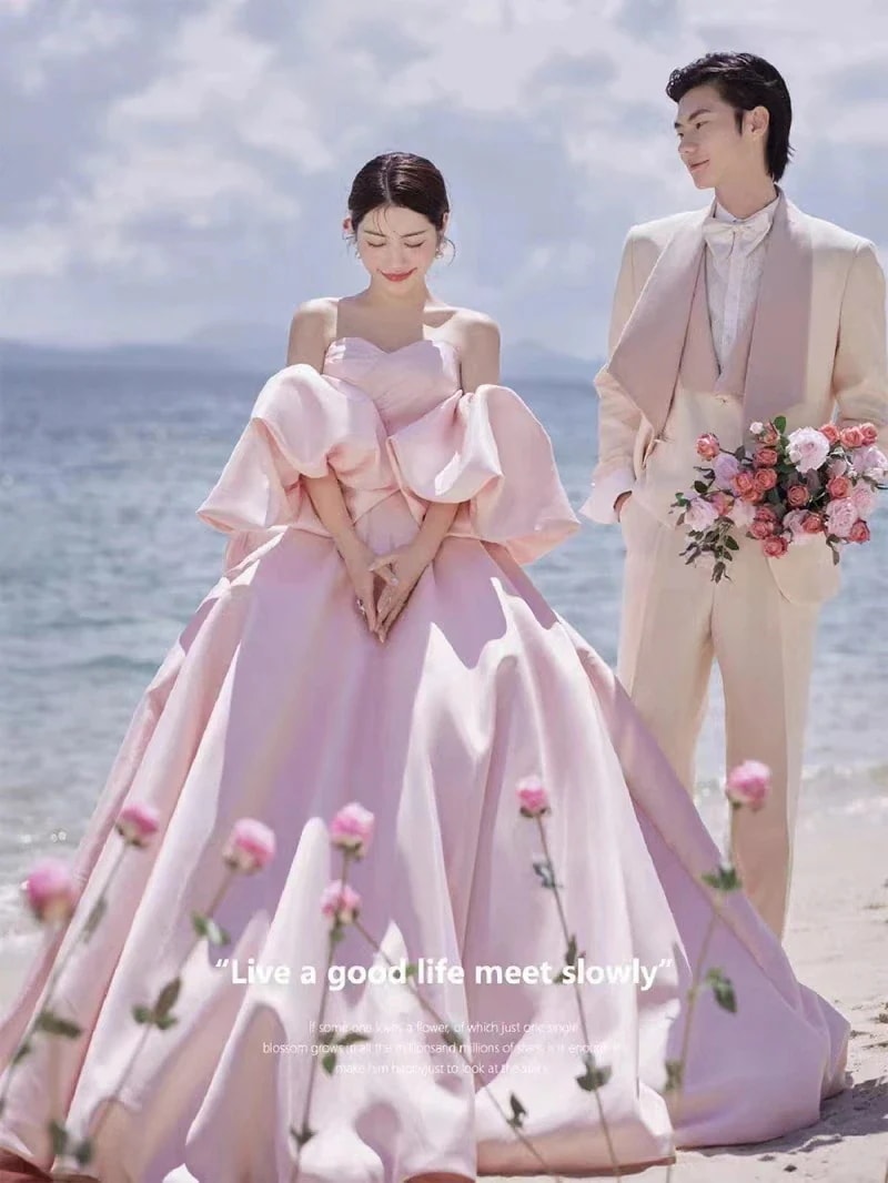 新品推奨シンプルイズベストウェディングドレス ピンク オフショルダー サテンドレス 花嫁ドレス カラードレス トレーンドレス 高級感 お姫様ドレス 結婚式 前撮り フォトウェディング撮影 パーティード