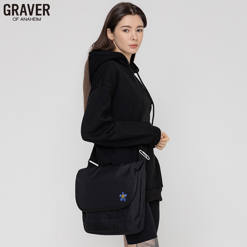 [UNISEX]ブルーフラワー刺繍メッセンジャーバッグ_black 4,709円