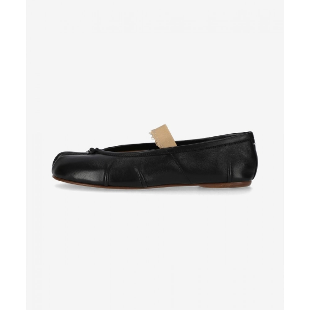 MAISON MARGIELA タビバレリーナエラスティックバンドフラットシューズ - ブラック:ヌード / S39WZ0104P6853HA334