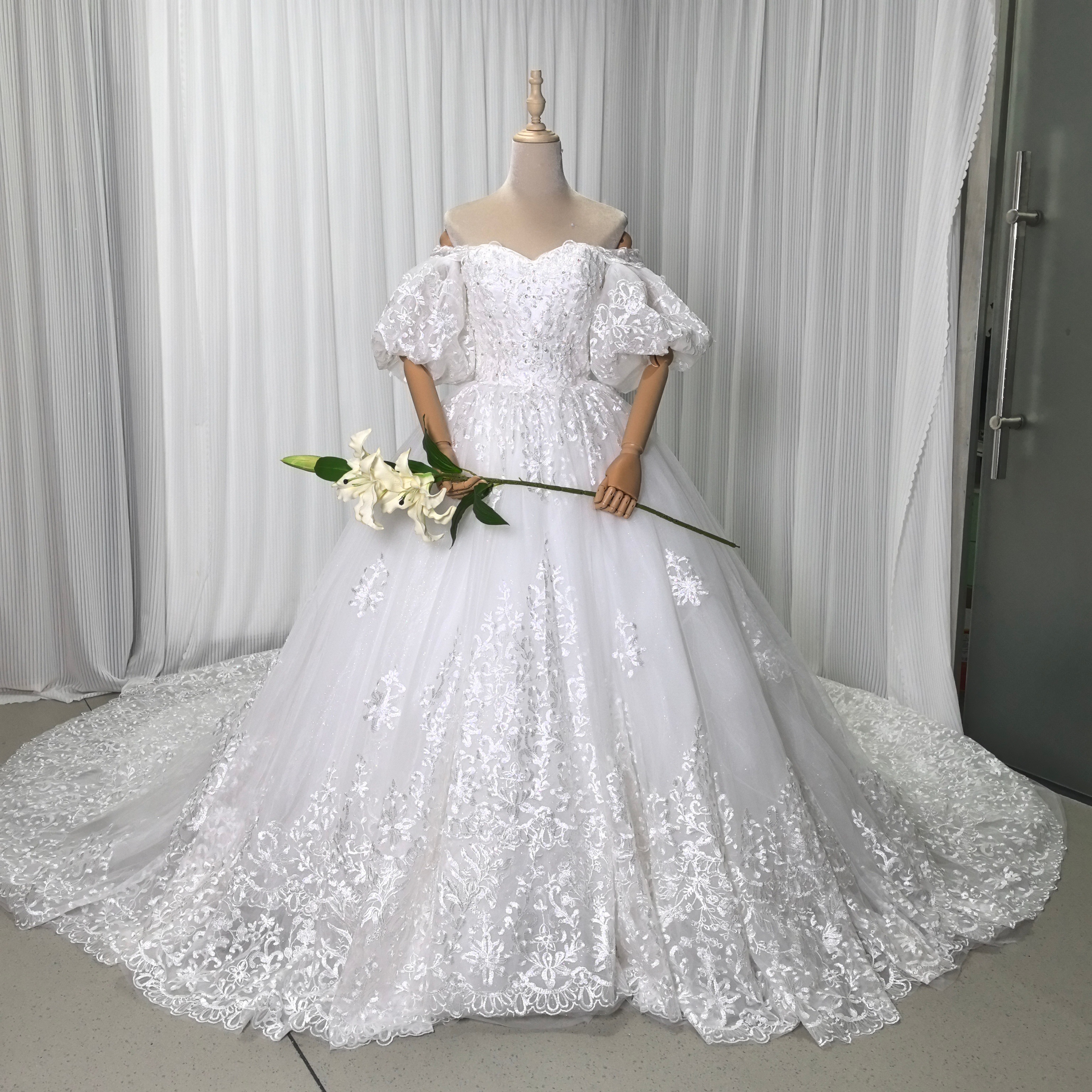 フランス風 ウェディングドレス ベアトップ 取り外し袖 キラキラスパンコール 繊細レース 華やかなトレーン 結婚式