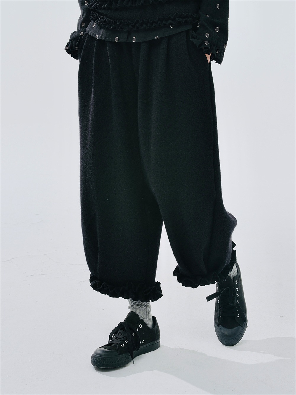 黒い花柄レーストリムのプリーツパンツ