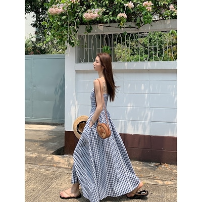 チェックのキャミソールワンピース女性フランスのレトロな雰囲気腰を絞ってやせて見えるリゾートのロングスカートです