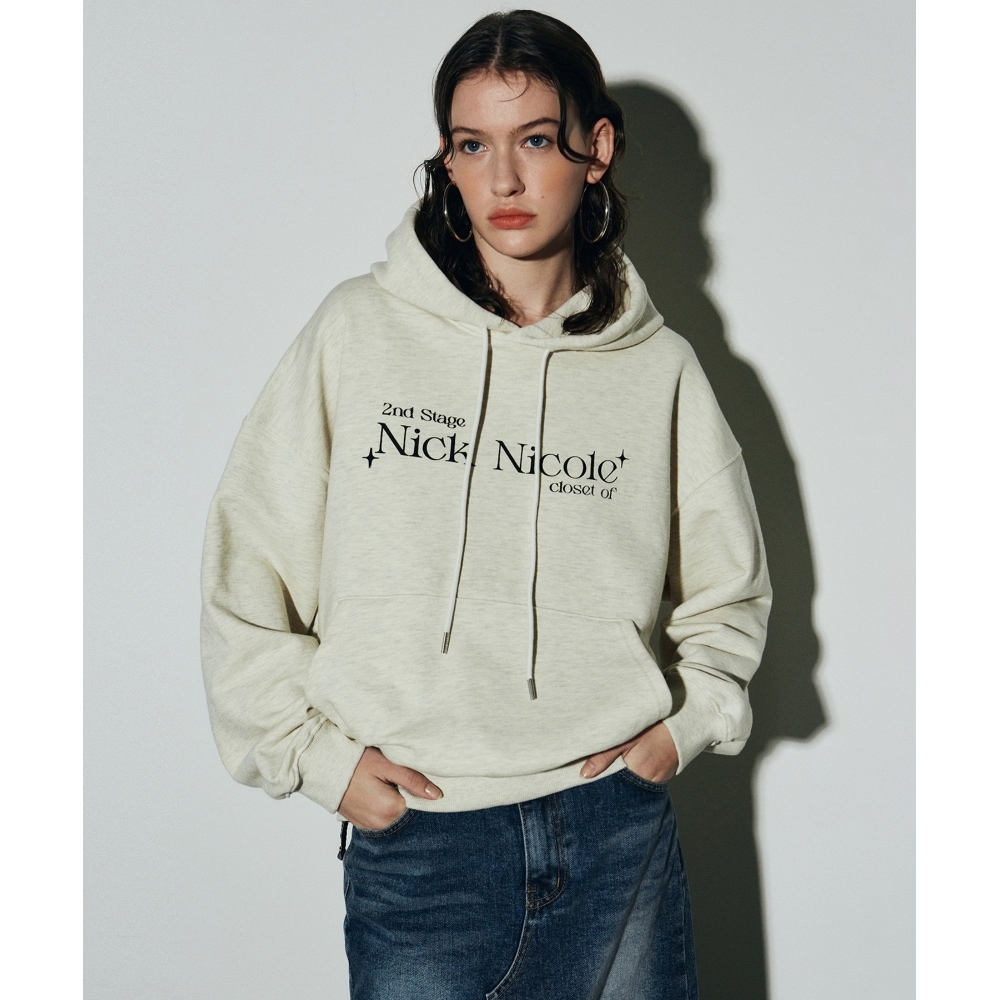 ニック&ニコールニコールレタリングフーディースウェットシャツ_オートミール
