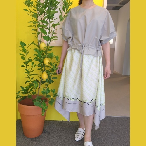 40代 夏向け 低身長向け サテンワンピース リゾート 結婚式 ゲストルック