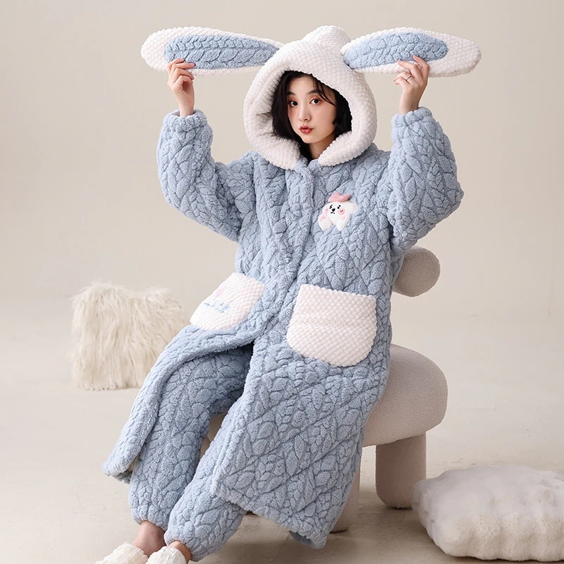 秋冬のサンゴの毛の三層の綿のパジャマの女性のベルベットの厚い帽子のバスローブのパジャマのかわいい新しい家庭服