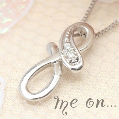 me on...無限大の愛を伝えたいあなたへ K10ホワイトゴールドインフィニティモチーフネックレスなめらかな曲線とダイヤモンドで高級感をプラス