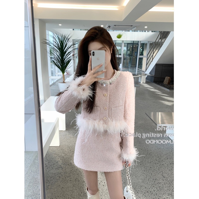 Xiaoxiangfengステッチ重工業パールカラースーツ女性用秋冬新作ダチョウの羽のショートコートとハーフスカートの2点セット