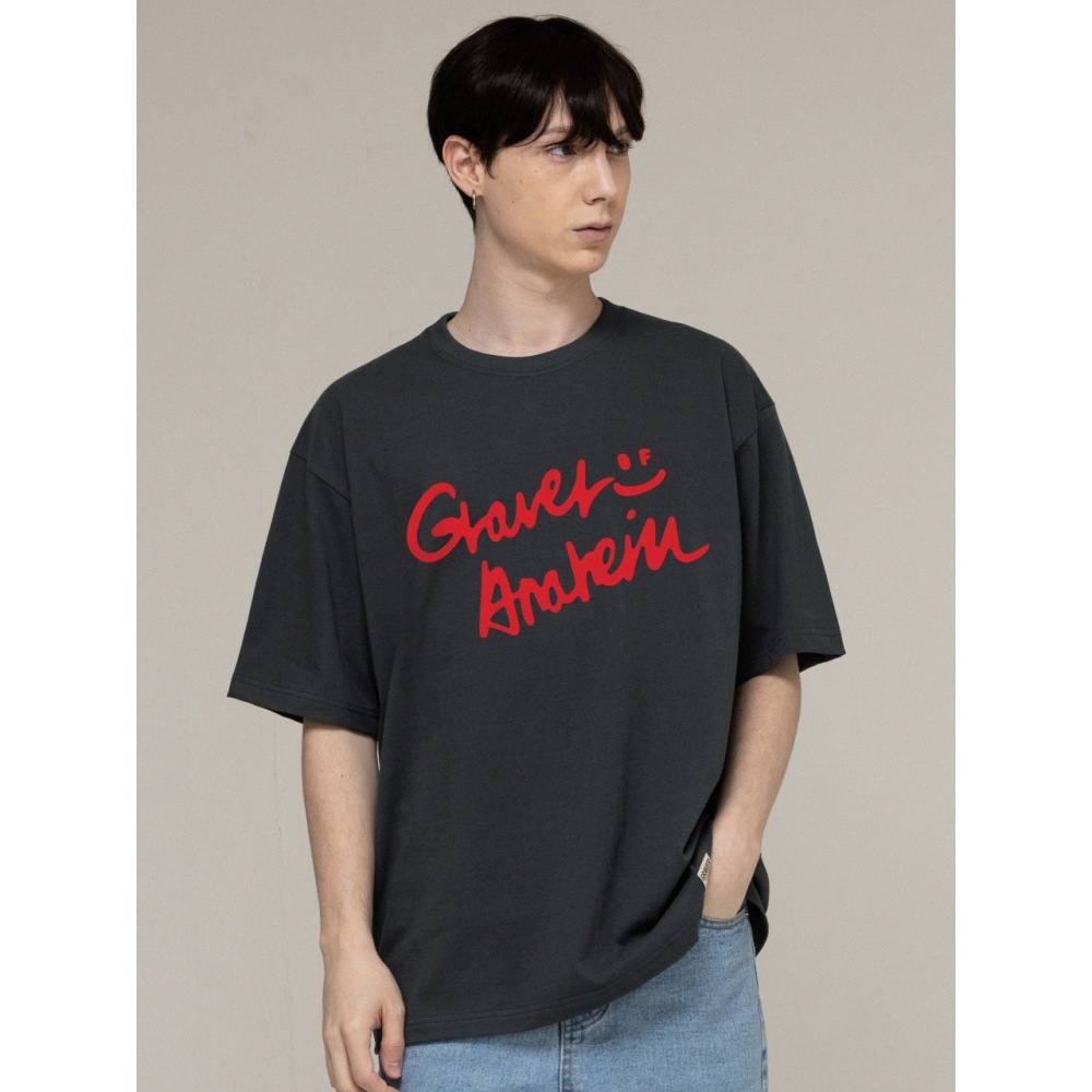 グレイバー描き下ろしロゴスマイルショートスリーブ T シャツチャコール