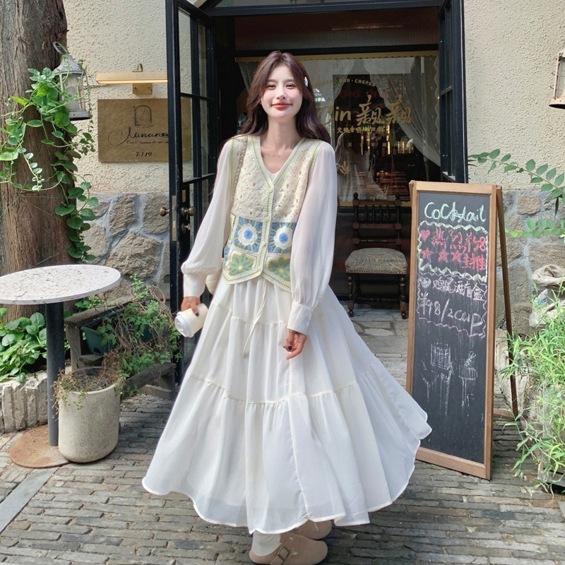 初秋のバイブウェア外国貿易フランス超素敵なカットアウトニットウエストコート白の長袖ワンピース2点セット 5,795円