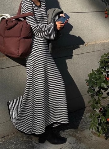 レディース ワンピース ロング マキシ 長袖 Uネック フレア Aライン ニット 伸縮性 かわいい 大人可愛い カジュアル ラフ とろみ感 抜け感 ナチュラル ポップ ボーダー 春 デート お出かけ