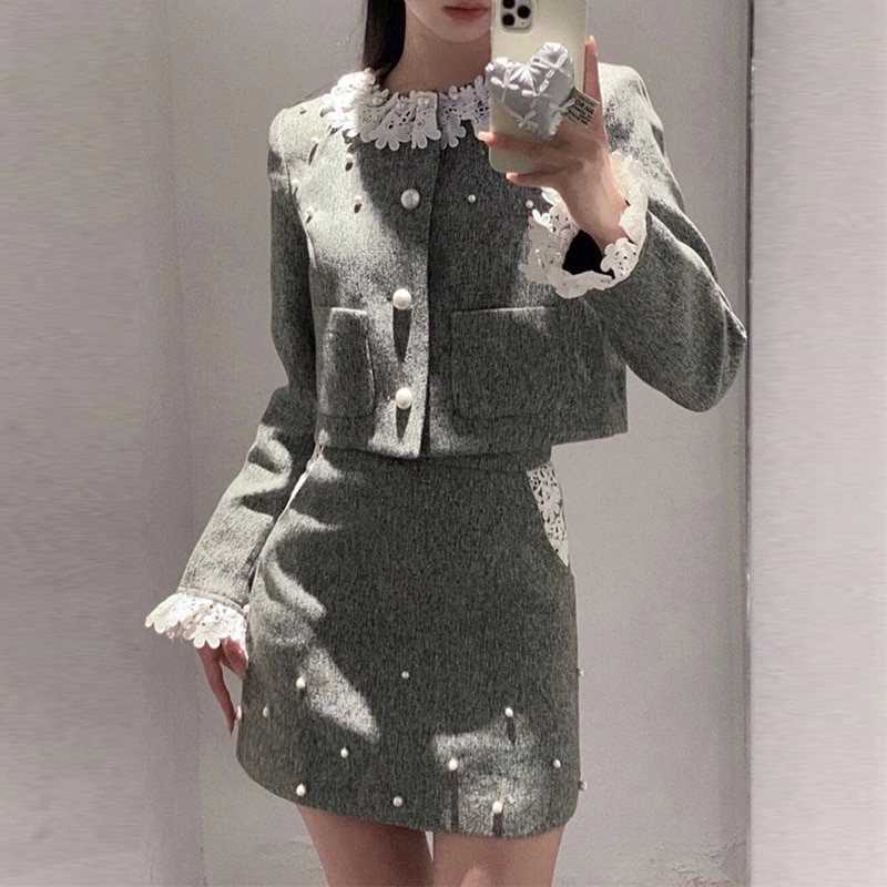 春と秋にぴったりのシャネル風のエレガントなツーピースセットレースのトリムが施されたショートジャケットハイウエストのスリムなボディコンスカートシックなツーピーススーツ
