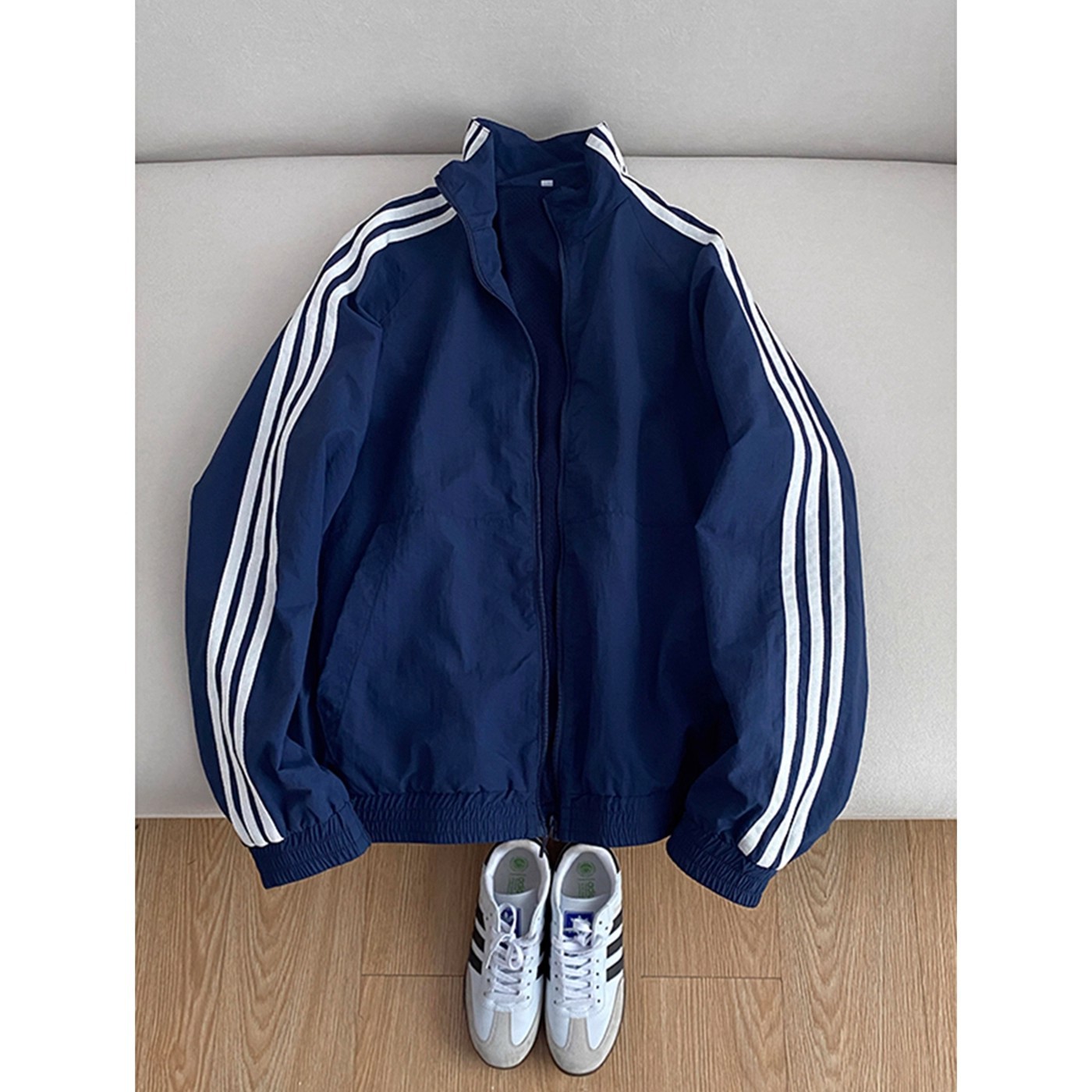 男性用ネイビーブルーの3本ストライプショートジャケット初秋に最適スタンドカラージャケットアメリカンストライプのソフトシェルウィンドブレーカー