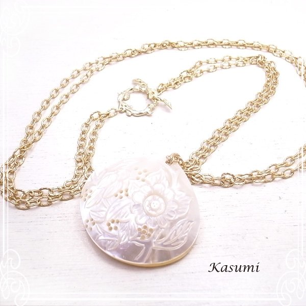 花模様のシェルのネックレス Kasumiかすみ アクセサリー/作家/ハンドメイド 5,357円