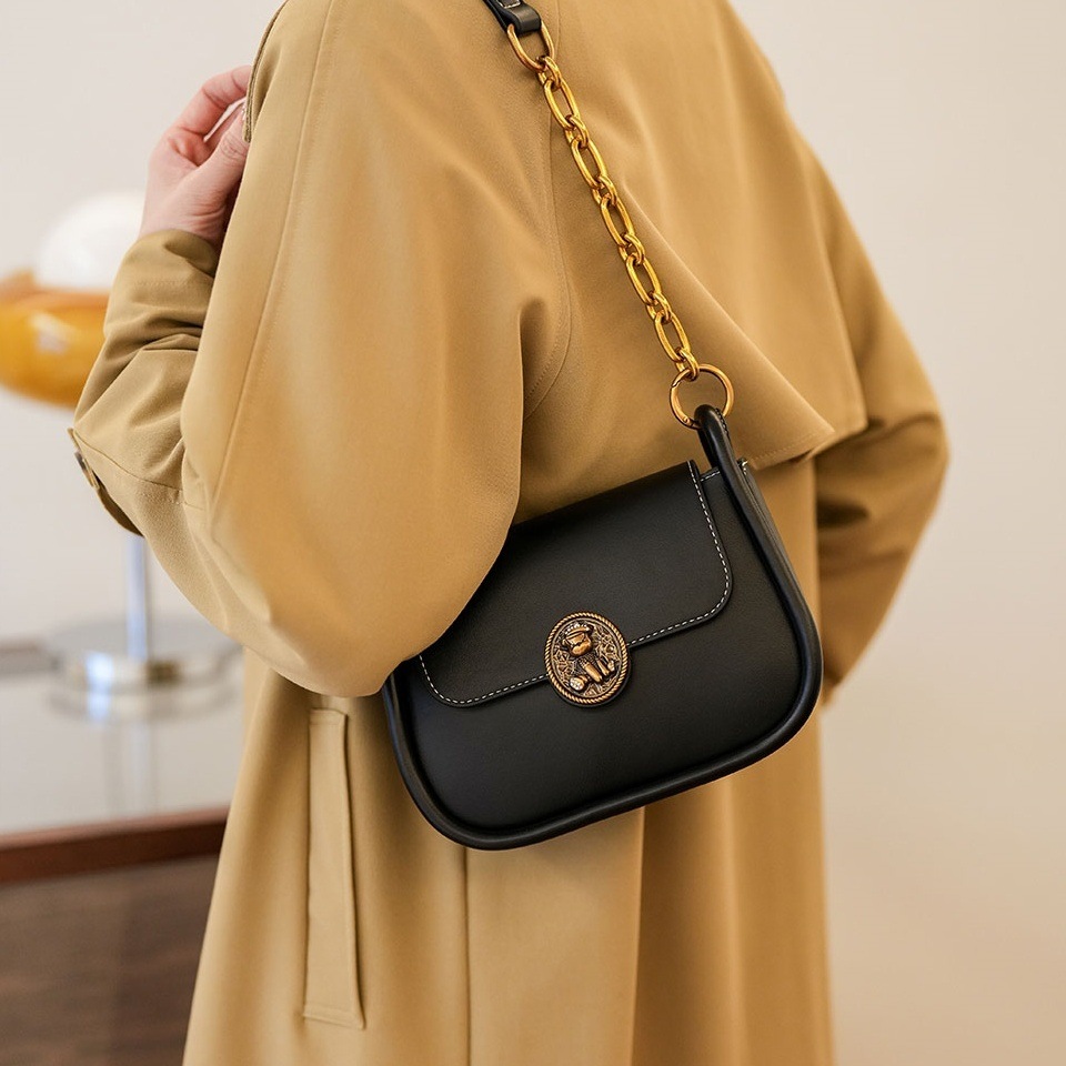 バッグ かばん 鞄 レディースバック ショルダーバッグ 斜めかけ ミニバッグ コンパクト チェーン ファスナー 便利 軽量 かわいい 大人可愛い きれいめ シンプル カジュアル 大人 上品 おしゃれ