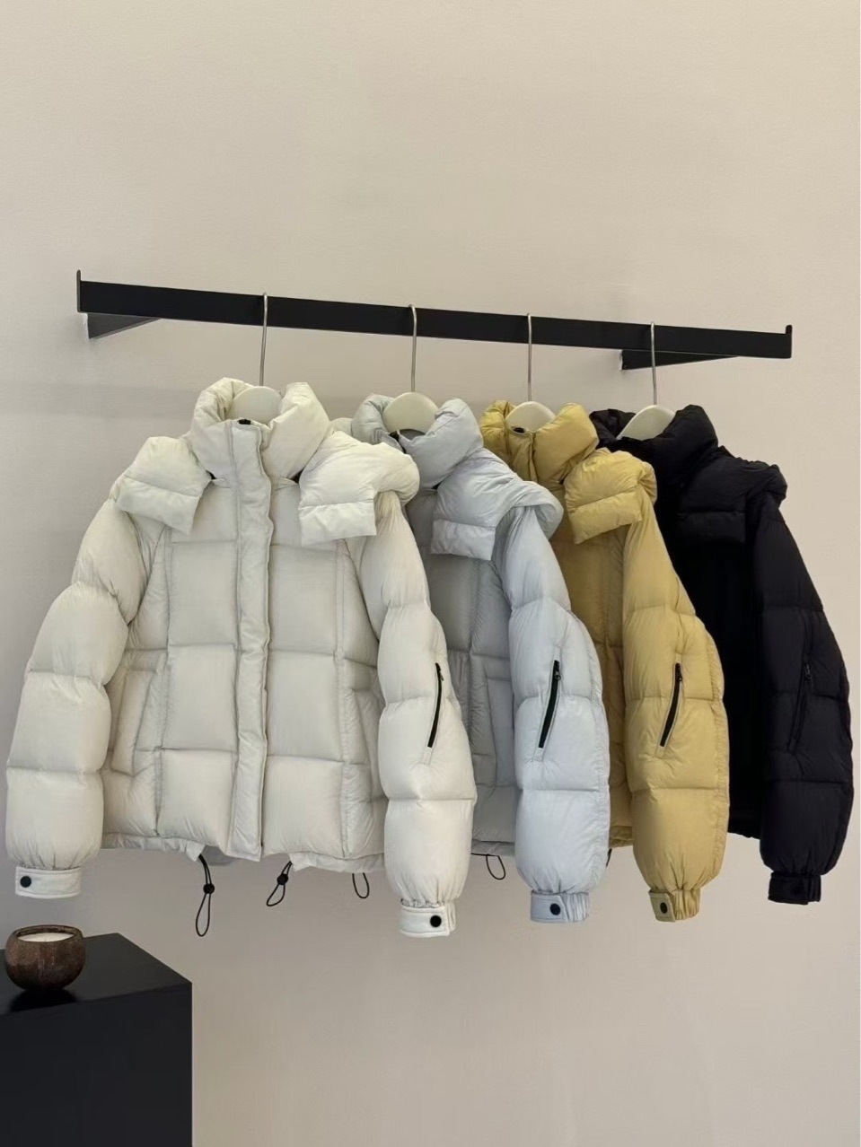 小柄な女性のためのショート丈でゆったりとした韓国風のダウンジャケット冬用のファッショナブルでスタイリッシュなホワイトダックダウンコート