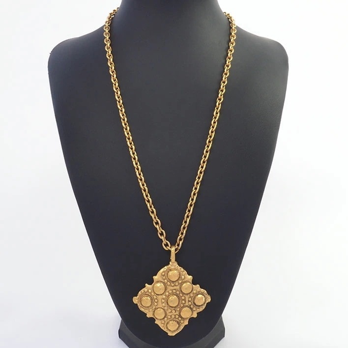 シャネル グラニュレーション スクエアプレート ひし形 【ペンダント】