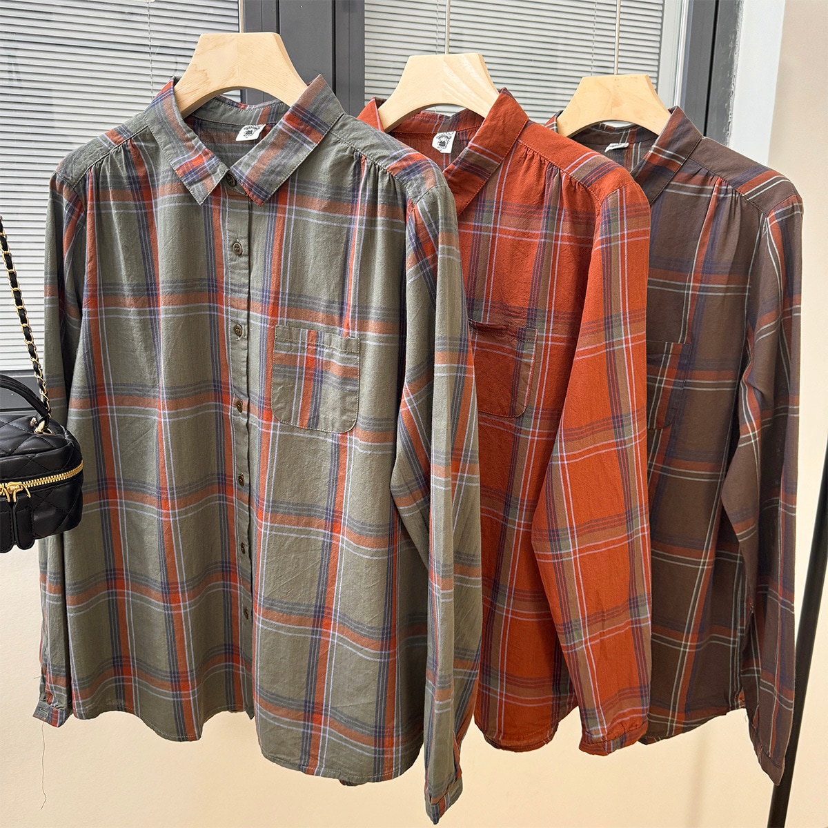 トップス シャツ 長袖 襟付き 前開き ボタン ミディアム丈 胸ポケット かわいい 大人可愛い きれいめ シンプル 上品 おしゃれ かっこいい カジュアル こなれ感 個性的 ラフ ルーズ 主役級