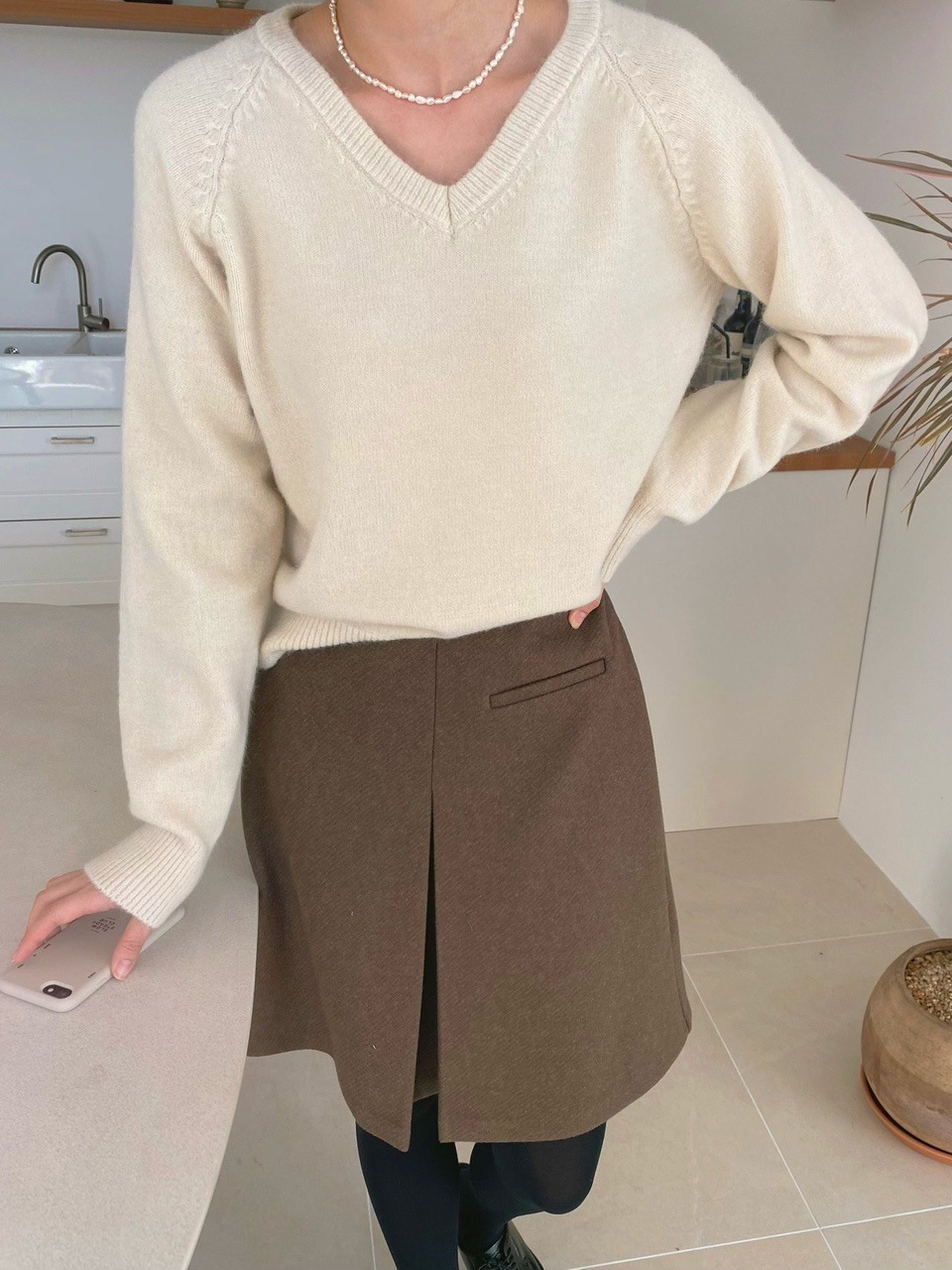 Vネックニットセーター