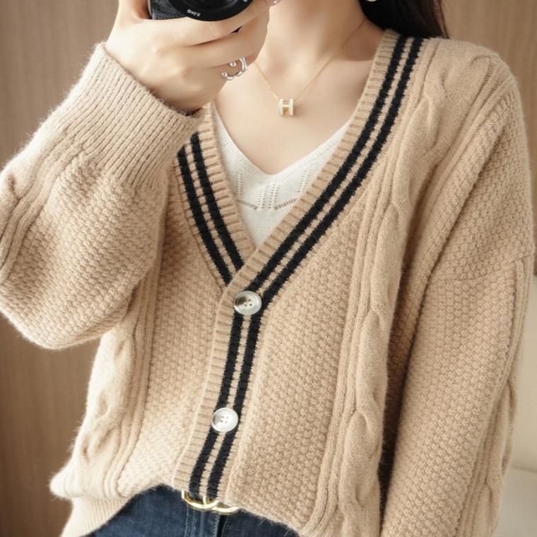 レディース トップス ニット セーター カーディガン 上着 羽織 前開き 長袖 萌袖 Vネック 襟なし ワイド ふわふわ ふっくら 伸縮性 ボタン かわいい 大人可愛い きれいめ シンプル カジュアル