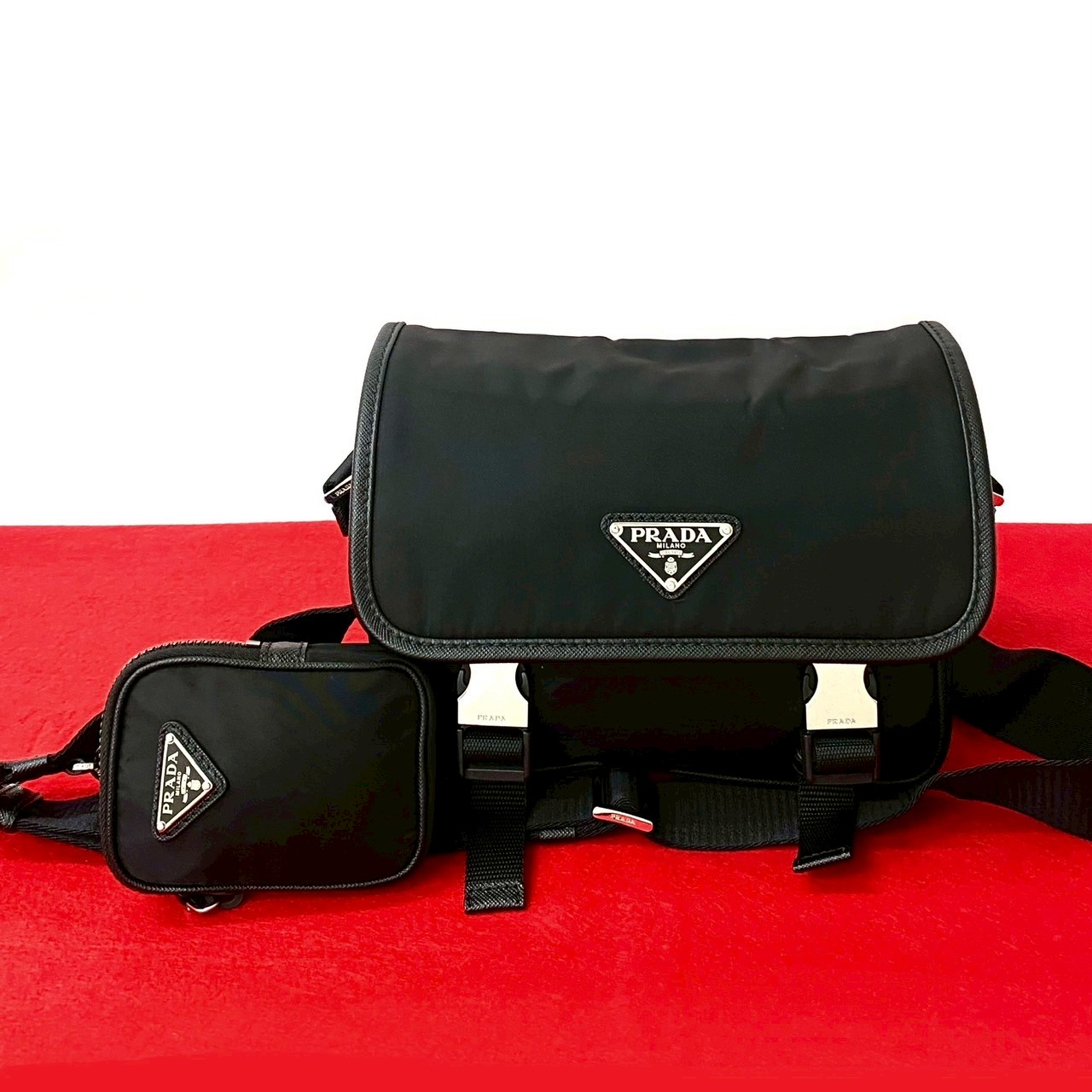 三角ロゴ 金具ショルダーバッグ ナイロン レザー ブラック 34951 120,150円