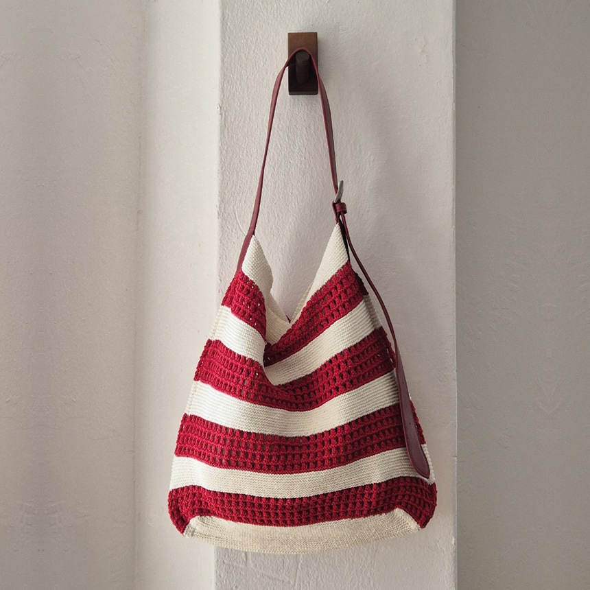 【RIBNI】ニットストライプバッグ 肩掛けも斜めがけもOKな調節可能ストラップ付き 夏の軽量カジュアルバッグ