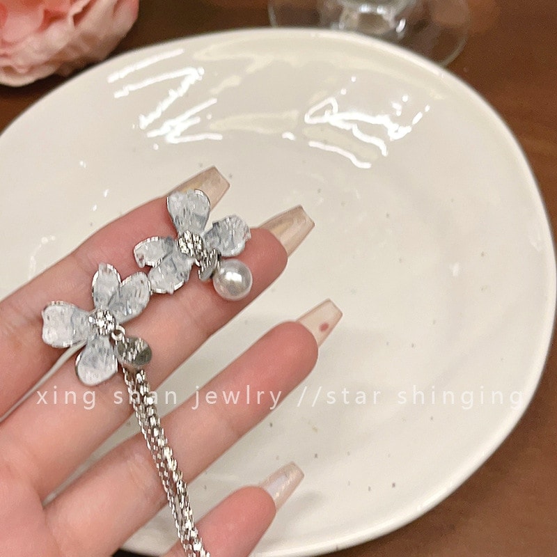 レトロヘップバーン風アシンメトリークリスタルフラワーイヤリングレディース小人数デザイン感高級ピアス気質軽贅沢ピアス