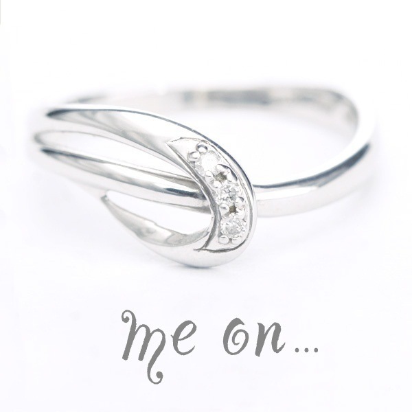 me on...心を癒す甘いメロディ Sweet melody K10ホワイトゴールドスリーストーンダイヤモンドリング お届けまで２３週間程度 芯は強く心はしなやかさを忘れない今を生き 23,680円