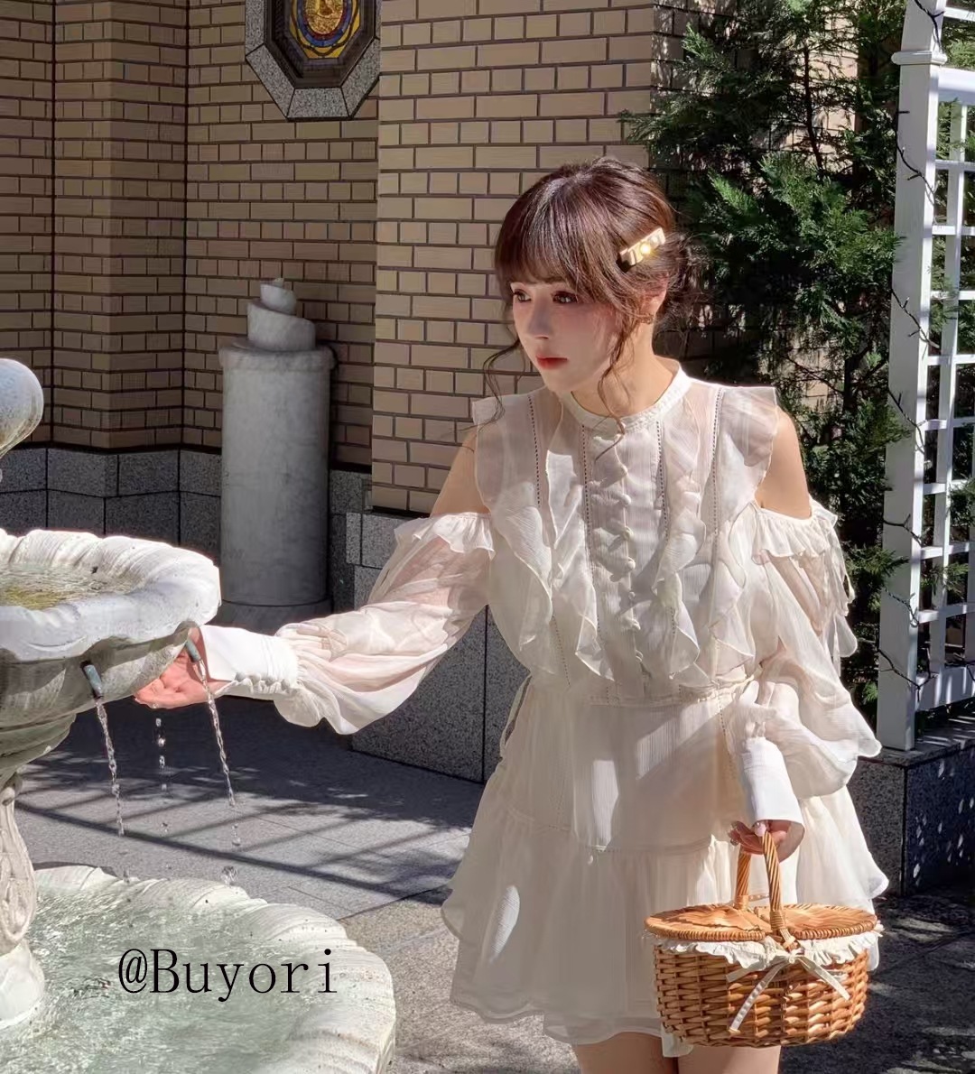 日本の系ははっきりしていますフリルの肩を出して結んで花柄の雪紡を持ちます小さい清新で甘いスカートの気質修身は腰を収めます重工レースのつなぎ合わせてケーキのスカートのワンピース