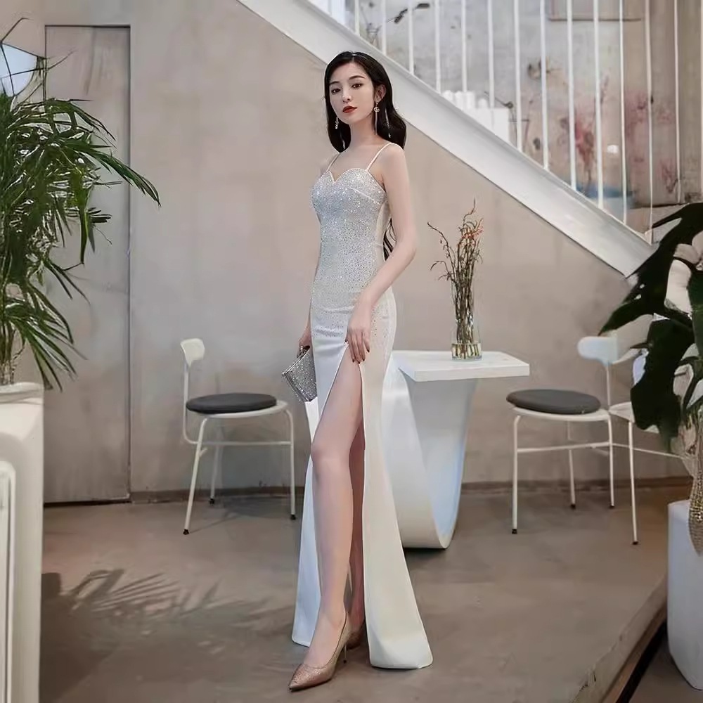 白いホルターネックのラインストーンのイブニングドレスナイトクラブ向けのセクシーでエレガントなハイウエストのスリットドレス
