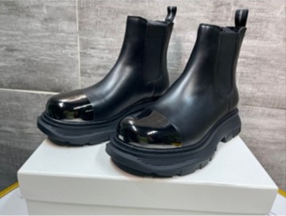 デパート同款 レッドカーペットモデルメタルヘッド厚底チェルシーブーツ メンズ ワイドトゥ ゴールドアクセント