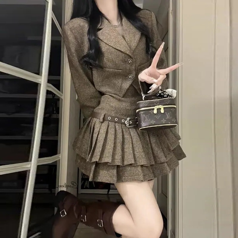 フランスのレトロなエレガントな女性用ツーピーススーツ春と秋ショートブレザーとプリーツサスペンダードレス