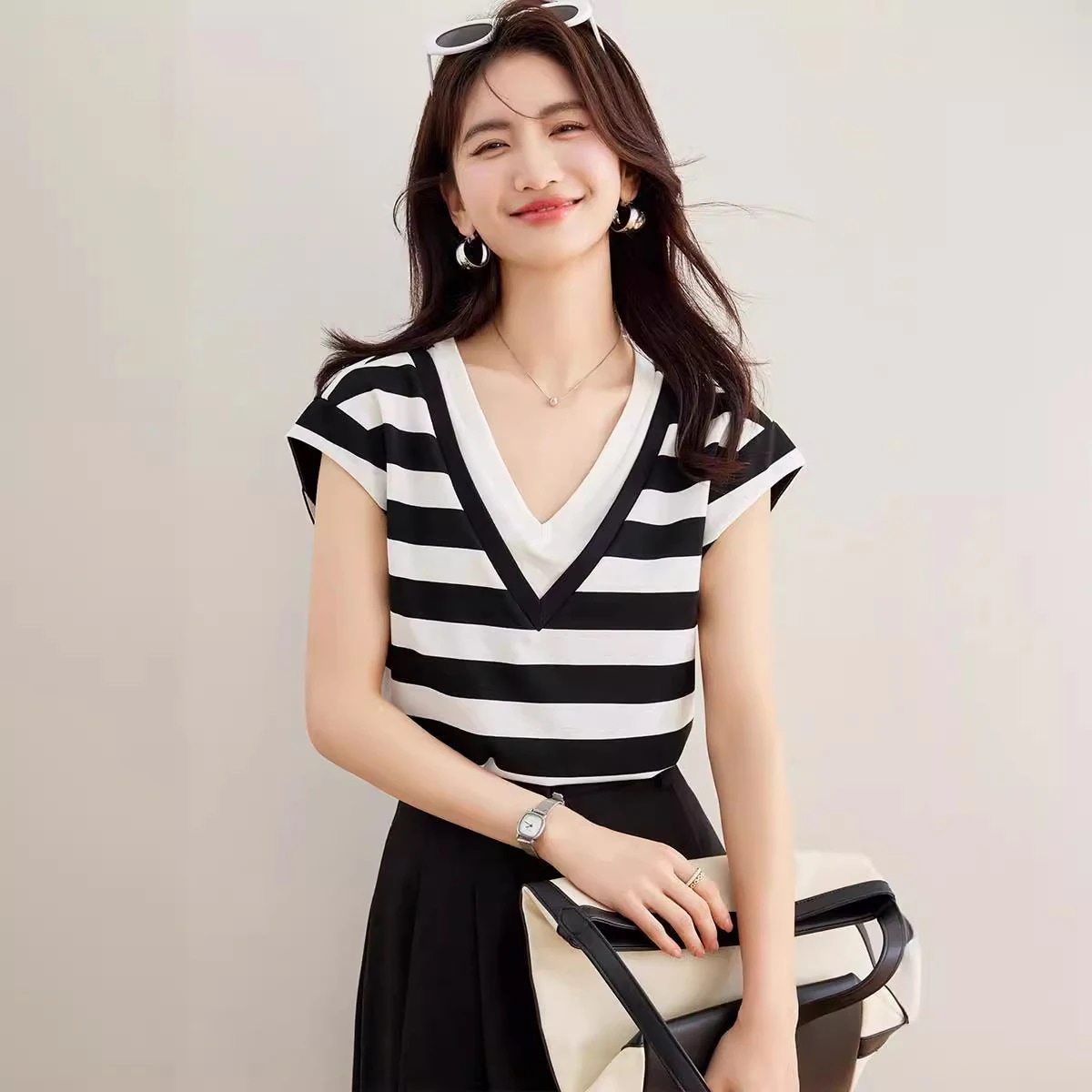 韓国フェイクレイヤードvネック黒＆白しま半袖tシャツ女服痩せカジュアル上着夏でもブラウス ティーシャツ