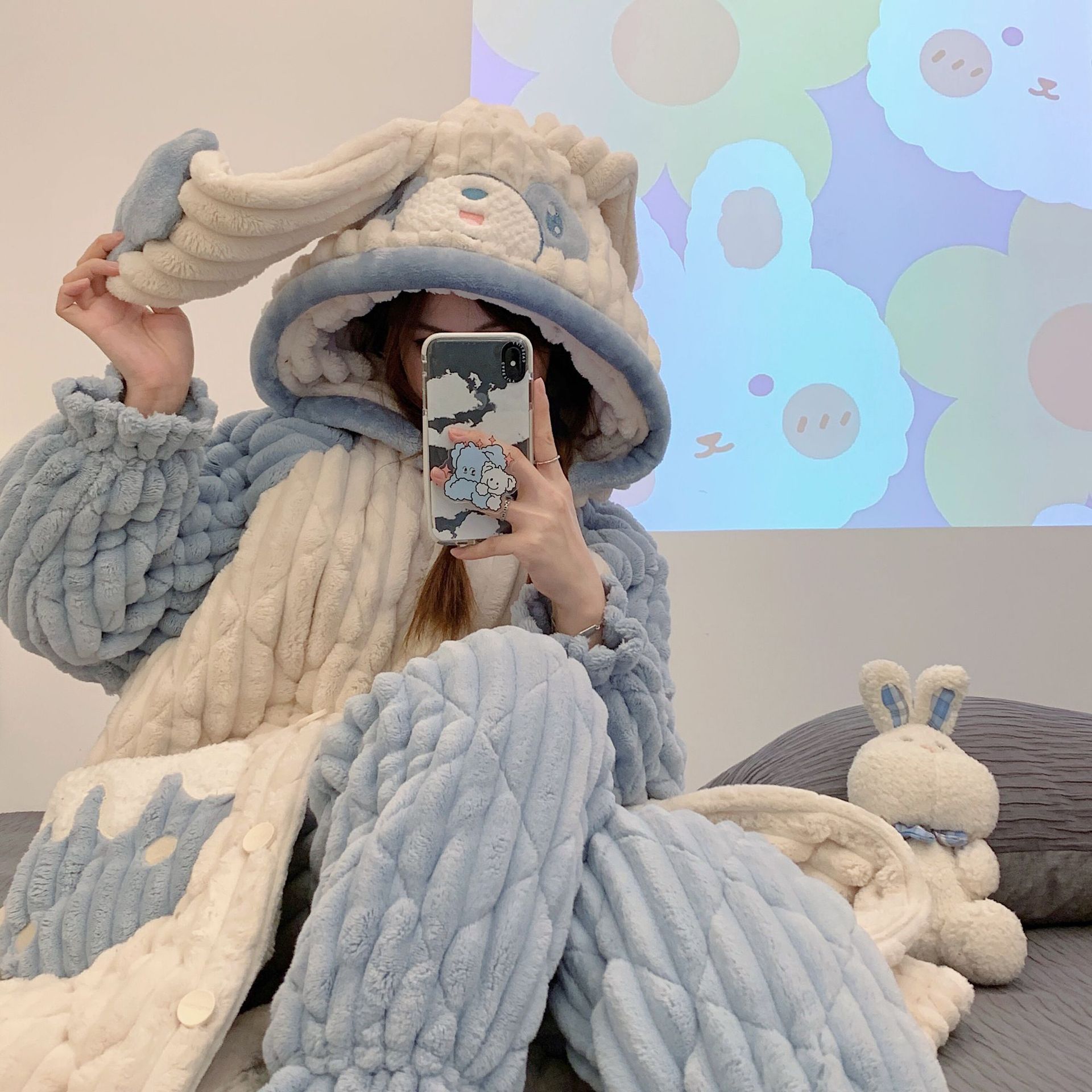 サンゴのベルベットの寝衣の女性は秋冬にベルベットを厚くして綿の上着を挟んだパジャマの長いタイプのかわいいフランネルの家の服を着ています