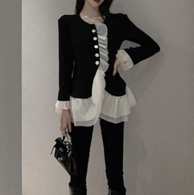 トップス デート かわいい 大人可愛い きれいめ シンプル カジュアル 大人 上品 おしゃれ お洒落 フリル 個性的 主役級 ブラック 長袖 ラウンドネック 秋冬 韓国 イベント 体型カバー コーデ