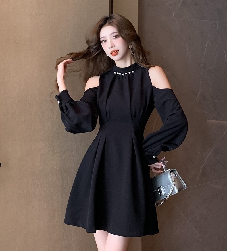 ワンピース ワンピドレス ショート 膝上 ホルターネック オープンショルダー Aライン リボン シンプル 大人 おしゃれ お洒落 大人女子 クール セクシー 存在感 とろみ感 無地 春 秋 レディース