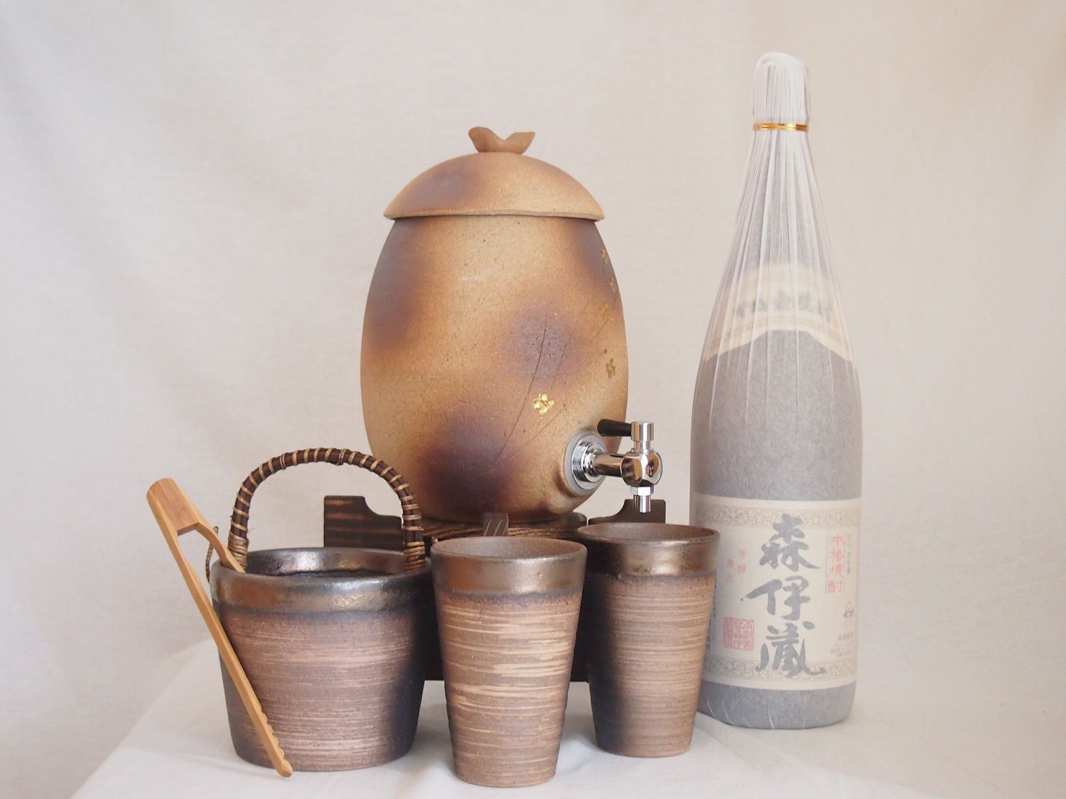 信楽焼明山窯　焼酎サーバー　火色金小紋　2200ｃｃ(滋賀県)+萬古焼備前金彩焼酎ペアカップ 氷