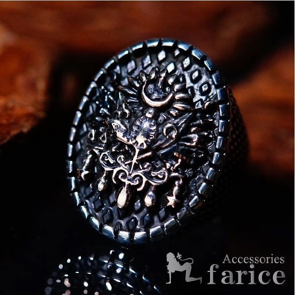 イエローゴールド ロイヤルキングダムエンブレム(紋章)装飾 ダークブラック燻し仕上げ 立体菱形スタッドレリーフ オーバル型 ヨーロピアンデザイン シルバー925 メンズリング